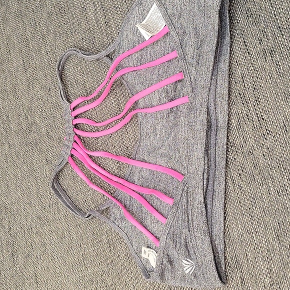 Workout top with pads - Picture 2 of 2